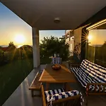 Sea Whisper Апартаменты *